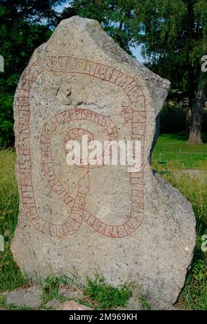 A runestone, known as the Gripsholm Runestone, dating from the 11th century, in the grounds of Gripsholm Castle, Mariefred, Sodermanland, Sweden.  The inscription reads as follows: 'Tola had this stone raised in memory of her son Haraldr, Ingvarr's brother. They travelled valiantly far for gold, and in the east gave (food) to the eagle. (They) died in the south in Serkland.' Stock Photo