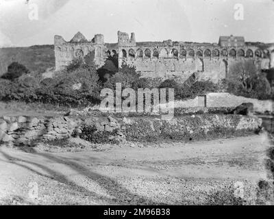 General view of the ruins of the medieval Bishop's Palace, St David's, Pembrokeshire, Dyfed, South Wales.  Some parts of the building date from the 12th century, but most of the work was done in the 14th century. Stock Photo