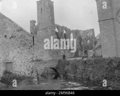 Part of the ruins of the medieval Bishop's Palace, St David's, Pembrokeshire, Dyfed, South Wales, with stream and bridge alongside.  Some parts of the building date from the 12th century, but most of the work was done in the 14th century. Stock Photo