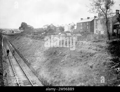 View of the track, known as the Skewen incline, near Skewen Railway Station on the Great Western Railway, Glamorgan, South Wales.  The two men standing on the track are surveyors. Stock Photo