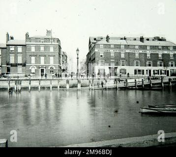 View of the dockside in Hull (Kingston upon Hull), Yorkshire, showing the Williams Vittoria Family and Commercial Hotel.  A long line of people are leaning on the railings. Stock Photo