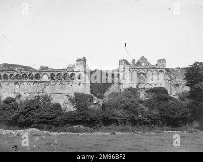 General view of the ruins of the medieval Bishop's Palace, St David's, Pembrokeshire, Dyfed, South Wales.  Some parts of the building date from the 12th century, but most of the work was done in the 14th century. Stock Photo