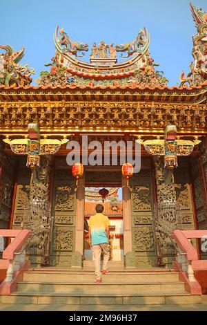 Incredible Facade of Sian Lo Tai Tian Kong Chinese Buddhist Temple in ...