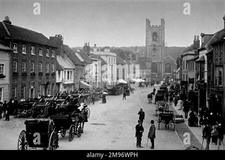 Busy street scene looking down Hart Street toward St. Mary's Church, Henley-on-Thames. Taken during the regatta in the early 1900's. Stock Photo