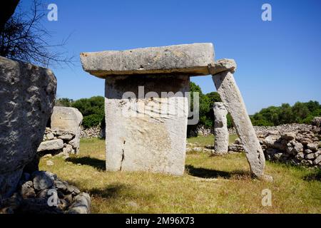 SPAIN, Balearic Islds., Menorca, Maó - Alaior, Talati de Dalt: Prehistoric site, Taula Stock Photo