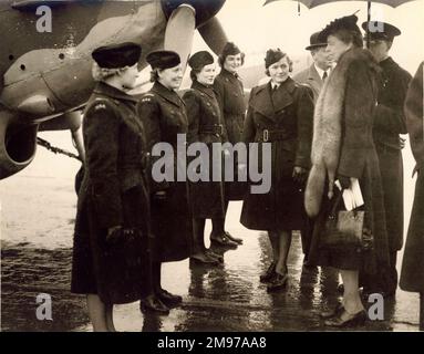 Mrs Roosevelt is escorted by Commandant Pauline Gower as she meets Air Transport Auxiliary pilots. From left: Mrs Opal Anderson, Miss Jane Plant and Miss Virginia Farr. Stock Photo