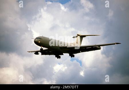 Vickers VC10 K2 ZA143 of 101 Sqn RAF landing at Brize Norton in 2000 Stock Photo