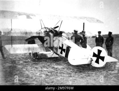 Fokker F Dr I German triplane fighter, serial no. 102/17, with von Richthofen seated in the cockpit, chatting with fellow-pilots of his fighter wing, JG I. Stock Photo