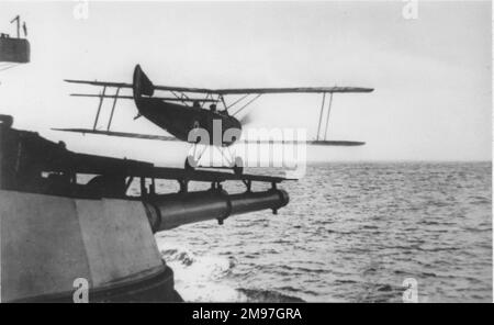 Sopwith 1¢ Strutter biplane taking off from a ship, WW1 Stock Photo - Alamy