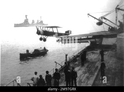 Sopwith 1¢ Strutter biplane taking off from a ship, WW1 Stock Photo - Alamy