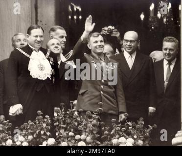 Cosmonaut Major Yuri Alekseyevich Gagarin, 1934-1968, on the balcony at Mansion House, London, left is Sir Bernard Waley-Cohen, Lord Mayor of London and second from right is A.A. Soldatov, the Soviet Ambassador, 13 July 1961. Stock Photo