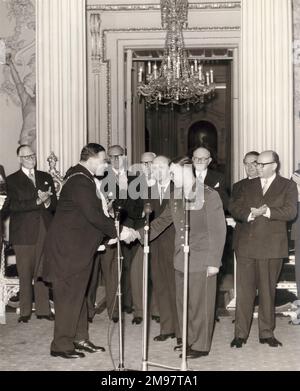 Cosmonaut Major Yuri Alekseyevich Gagarin, 1934-1968, at Mansion House, London, left is Sir Bernard Waley-Cohen, Lord Mayor of, 13 July 1961. Stock Photo