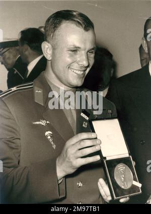 Cosmonaut Major Yuri Alekseyevich Gagarin, 1934-1968, at the Russian Exhibition at Earls’ Court, London, where he was presented with the Interplanetary Medal by Dr W.R. Maxwell, President of the British Interplanetary Society, 11 July 1961. Stock Photo
