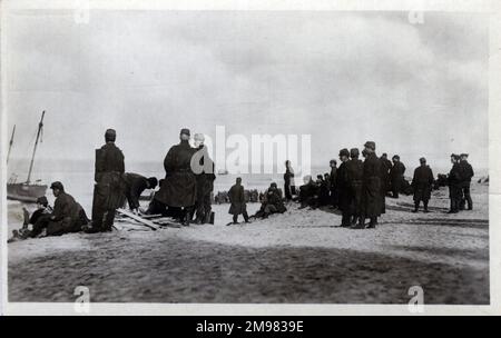 WW1 - French soldiers on the beach at De Panne, a town and a municipality located on the North Sea coast of the Belgian province of West Flanders on the border with France - November 1914. Stock Photo