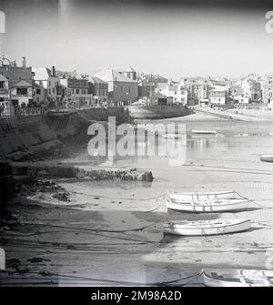 One of a great series of studies of St Ives, Cornwall. Wharf Road showing the bandstand, Crimson Tours, Harbour Cafe, Copper Kettle, Brig Y Don & Dinas Ia. Above the Slipway is John Park's house. Photograph taken from the West Pier. Stock Photo