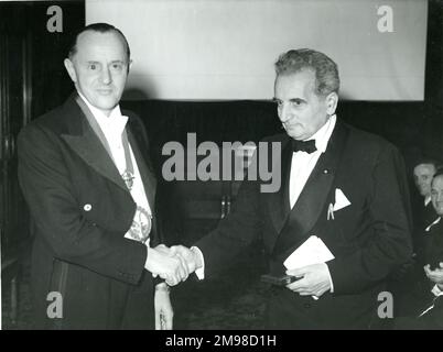 Sir George Herbert Dowty, FAIAA, FRAeS, 1901-1975, RAeS President 1952-1953, left, presents Dr Theodore von K rm n, 1881-1963, with the RAeS Gold Medal at the 40th Wilbur Wright Lecture on 29 May 1952. Stock Photo