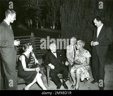 Dr Theodore von K rm n, 1881-1963, centre, with friends at Stanford University in 1959. Stock Photo