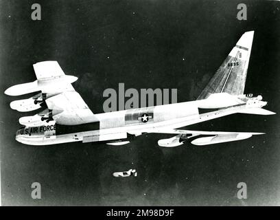 Boeing B-52D Stratofortress, 56-695, releases a McDonnell ADM-20 Quail decoy missile. Stock Photo
