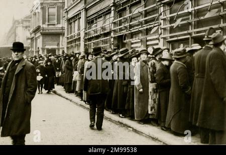 Food shortage queues at Smithfield Meat Market, London, 1918, towards the end of the First World War. Stock Photo