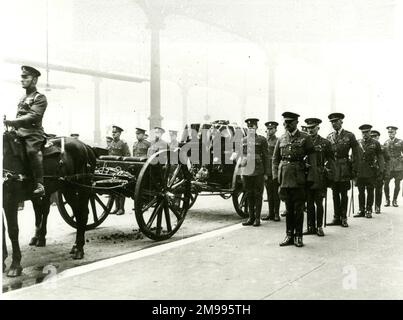 Gun carriage flanked by soldiers, with a flag-draped coffin, during the funeral of the Unknown Warrior, brought from France, via Dover and Victoria Station, for a service and burial in Westminster Abbey, London. Stock Photo