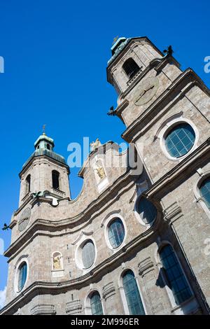 Innsbruck Cathedral, view in summer of the twin towers sited at the west front of the Baroque cathedral (Dom zu St. Jakob) in Innsbruck old town Stock Photo