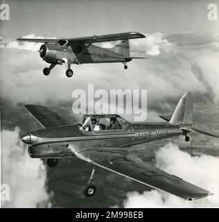 de Havilland Canada DHC1 Chipmunk Mk22, G-AJVD, foreground and de Havilland Canada DHC2 Beaver, G-ALOW, behind. Stock Photo