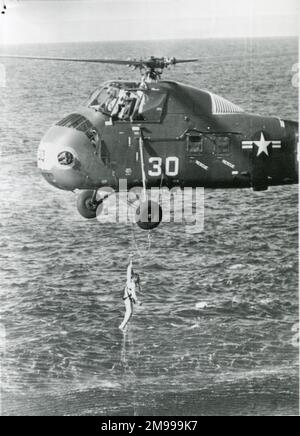 A US Marines helicopter lifts astronaut Virgil ?Gus? Grissom out of the Atlantic at the end of his sub-orbital flight, which had reached an altitude of 118 miles, 21 July 1961. Stock Photo