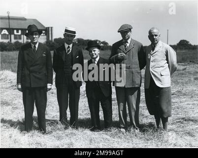 Boulton Paul group at Mousehold Aerodrome in 1933. From left: Major Jack Stewart, OBE; Capt J. Dawson Paul, John Carter, J.D. North and Sqn Ldr C.A. Rea, AFC. Stock Photo