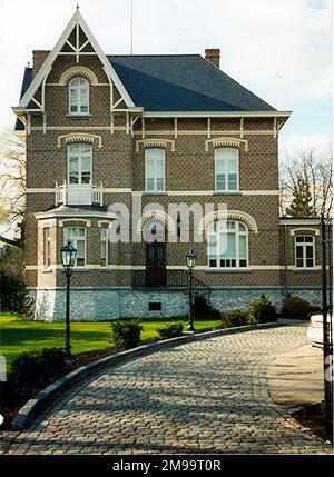 On 9 September 1944 Zonhoven was liberated by the Allies, and from 12 November to 7 February 1945 Montgomery made his HQ here in the home of the local physician, Dr Armand Peeters. It was called 'Villa Magda' and shows a bronze plaque just inside the railings at the entrance which commemorates the Field-Marshal's stay and the fact that his cocker-spaniel named 'Rommel', died here. The animal had been Monty's faithful companion from Normandy to Holland but had been run over on 18th December 1944 and was buried in the garden. The white headstone marking the grave has been stolen. General Eisen Stock Photo