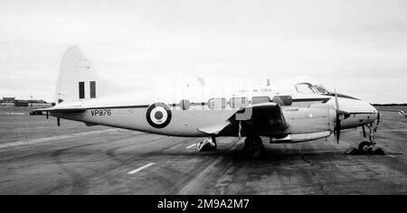 Royal Air Force de Havilland DH.104 Devon C.2 VP976, (scrapped at RAF Northolt 1994). Stock Photo