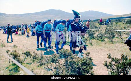 RAF Halton Apprentices competing in the 1977 Ten Tors cross-country team march. - A 125th entry team marching in, led by Charles Chuck Kirkbride from the RAF Halton Pipe Band Stock Photo