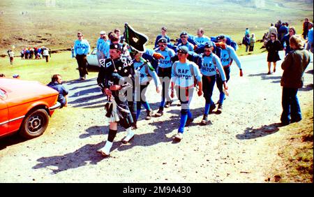 RAF Halton Apprentices competing in the 1977 Ten Tors cross-country team march. - A 124th entry team marching in, led by Charles Chuck Kirkbride from the RAF Halton Pipe Band Stock Photo