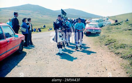 RAF Halton Apprentices competing in the 1977 Ten Tors cross-country team march. - A 125th entry team marching in, led by Charles Chuck Kirkbride from the RAF Halton Pipe Band Stock Photo