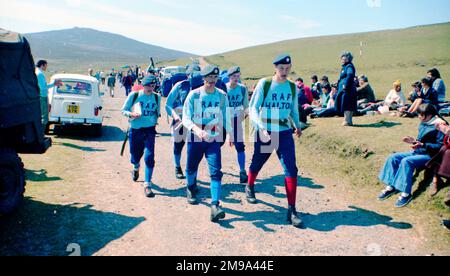 RAF Halton Apprentices competing in the 1977 Ten Tors cross-country team march. - A 126th entry team marching in Stock Photo