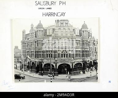 Photograph of Salisbury Hotel, Haringey, London. The main side of the print (shown here) depicts: Corner on view of the pub.  The back of the print (available on request) details: Trading Record 1958 . 1960 for the Salisbury Hotel, Haringey, London N4 1JX. As of July 2018 . Remarkable Restaurants Stock Photo