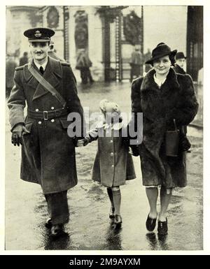 Royal Air Force Pilot Officer G.H. Bennions leaving Buckingham Palace after receiving a decoration during the Second World War. Stock Photo