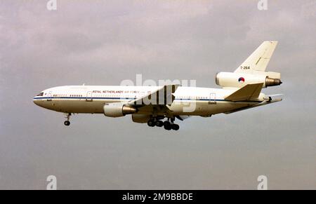 Koninklijke Luchtmacht - McDonnell Douglas KDC-10 T-264 (msn 46985 line Number 264), of 334 Squadron, on approach to RAF Mildenhall in March 1998. The KDC-10 s were converted commercial DC-10s rather than new-build KC-10s. T-264 was converted from DC-10-40 PH-MBT. (Koninklijke Luchtmacht (Klu) - Royal Netherlands Air Force) Stock Photo