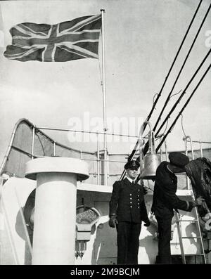 Captain Cameron and Captain Murchie on a wing of the bridge of RMS Queen Mary Stock Photo