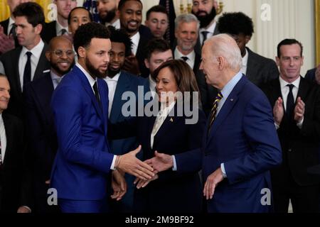 Reportage: Golden State Warriors guard Steph Curry delivers remarks and  presents team jerseys to President Joe Biden and Vice President Kamala  Harris at an event celebrating the Warriors' 2022 NBA championship, Tuesday