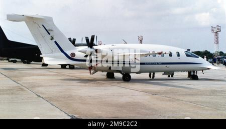 Aeronautica Militare Italiano - Piaggio P-180 Avanti MM62162 (msn 1028), of 303 Gruppo, at RAF Fairford for the Royal International Air Tattoo on 23 July 1999. (Aeronautica Militare Italiano - Italian Air Force) Stock Photo