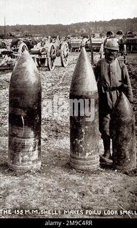 WW1 The 155mm Shell makes French soldier (nicknamed Poilu) look small Stock Photo