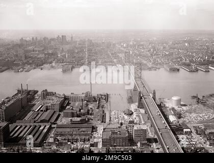 1950s 1960s AERIAL DELAWARE RIVER BEN FRANKLIN BRIDGE LOOKING WEST PAST CAMDEN NJ TOWARDS PHILADELPHIA PENNSYLVANIA USA - a3310 HAR001 HARS OLD FASHIONED SUSPENSION Stock Photo