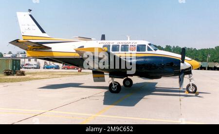 United States Army - Beechcraft U-21A Ute 66-18015 (MSN LM.16), of the US Army Golden Knights parachute display team. Stock Photo