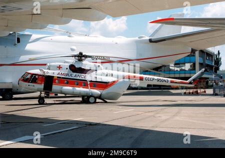 Mil Mi-17-1BA SSSR-95043 (msn 95043), sheltering under the An-225, at the Paris Air Show on 13 June 1989, with airshow serial H-298. (SSSR - Soyuz Sovetskikh Sotsialisticheskikh Respublik - Union of Soviet Socialist Republics, which is Seen as CCCP in Cyrillic letters) Stock Photo
