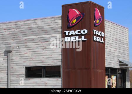 San Antonio, USA. 17th Jan, 2023. Outdoor signage for a Taco Bell restaurant in San Antonio, Texas, USA, on January 17, 2023. With an average item cost of $3.37, Taco Bell is the lowest priced of the five largest fast food restaurants in the USA, according to Pricelisto.com. The five largest fast food restaurants in America are McDonald's, Burger King, Chick-fil-A, Wendy's and Taco Bell. (Photo by Carlos Kosienski/Sipa USA). Credit: Sipa USA/Alamy Live News Stock Photo