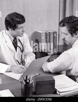 1970s DOCTOR WRITING IN A CHART WHILE CONSULTING WITH A MALE PATIENT IN THE DOCTOR’S OFFICE - m10128 HAR001 HARS MALES PROFESSION CONFIDENCE B&W HEALTHCARE SKILL OCCUPATION SKILLS PREVENTION PROVIDER HIGH ANGLE DOCTOR'S PROVIDERS CONSULTING PRACTITIONERS HEALING DIAGNOSIS CAREERS CONSULT KNOWLEDGE PHYSICIANS HEALTH CARE IMPAIRMENT OCCUPATIONS TREATMENT CONNECTION HEALER PHYSICIAN PRACTITIONER SUPPORT VISIT MID-ADULT MID-ADULT MAN PROFESSIONALS BLACK AND WHITE CAUCASIAN ETHNICITY DISEASE HAR001 OLD FASHIONED Stock Photo