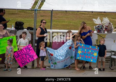 APRA HARBOR, Guam (May 16, 2022) – Family members gather the Emory S. Land-class submarine tender USS Frank Cable (AS 40) returns to homeport, May 16, 2022. Frank Cable has returned from conducting expeditionary maintenance and logistics in support of national security in the U.S. 7th Fleet area of operations. Stock Photo