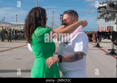 APRA HARBOR, Guam (May 16, 2022) – Chief Gunner’s Mate Peter Lussier, assigned to the Emory S. Land-class submarine tender USS Frank Cable (AS 40), greets his wife after returning from patrol, May 16, 2022. Frank Cable has returned from conducting expeditionary maintenance and logistics in support of national security in the U.S. 7th Fleet area of operations. Stock Photo