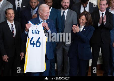 Washington, Vereinigte Staaten. 17th Jan, 2023. United States President Joe Biden receives a team jersey from Stephen Curry of the Golden State Warriors after welcoming the Warriors to the White House in Washington, DC, to celebrate their 2022 NBA championship in Washington, DC on Wednesday, January 17, 2023. Credit: Chris Kleponis/CNP/dpa/Alamy Live News Stock Photo