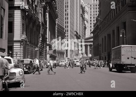 1940s CARS PEDESTRIANS AND VIEW LOOKING NORTH UP BROAD STREET TO FEDERAL HALL ON WALL STREET DOWNTOWN MANHATTAN NEW YORK CITY  - q41320 CPC001 HARS COPY SPACE FULL-LENGTH LADIES PERSONS UNITED STATES OF AMERICA AUTOMOBILE MALES BUILDINGS PEDESTRIANS TRANSPORTATION B&W DOWNTOWN STRUCTURE ADVENTURE PROPERTY AND AUTOS EXCITEMENT EXTERIOR BROAD OPPORTUNITY UP NYC REAL ESTATE NEW YORK STRUCTURES AUTOMOBILES CITIES VEHICLES EDIFICE NEW YORK CITY BLACK AND WHITE FEDERAL OLD FASHIONED Stock Photo